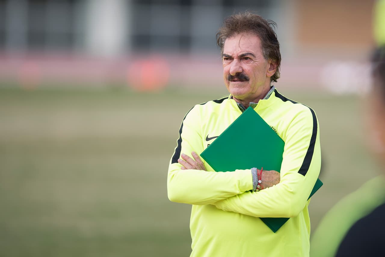 Ricardo La Volpe, con un plantel depurado y con la llegada de refuerzos, el ‘Bigotón’ deberá mejorar lo realizado en el torneo anterior por lo que no tiene de otra más que salir campeón con el América.
