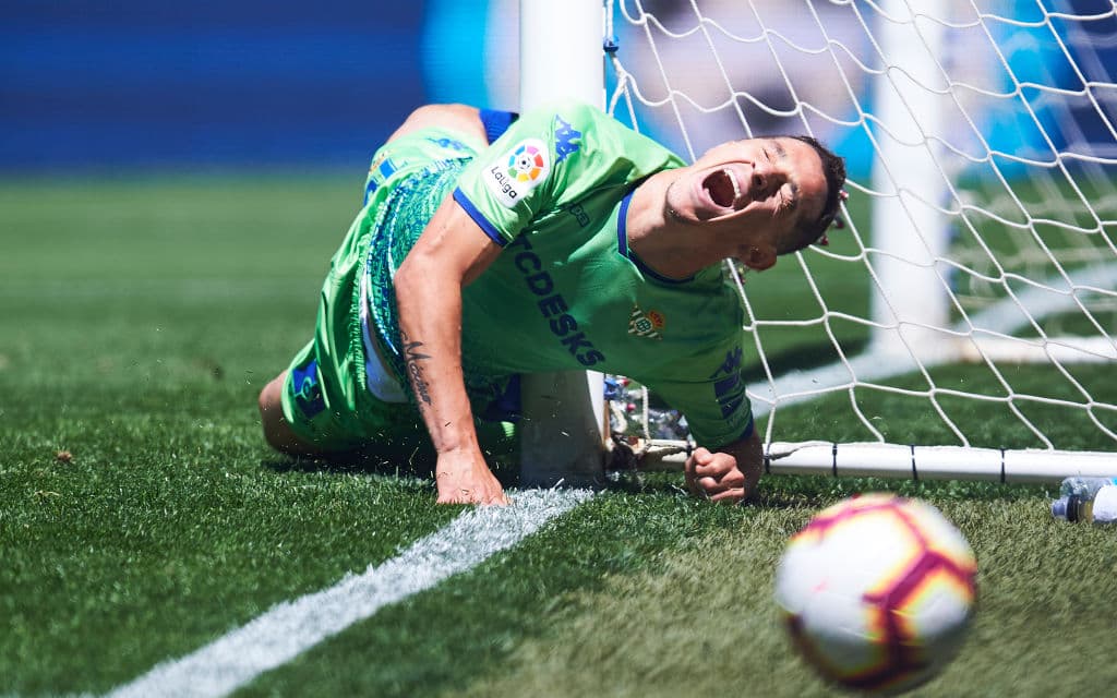 Esta dolorosa imagen del mexicano Andrés Guardado del Real Betis Balompié resume el momento que atraviesa el equipo Verdiblanco en La Liga, luego de perder por la mínima a manos del modesto Eibar, que deja a los andaluces anclados a la medianía de la tabla general con otra semana más de malos resultados.