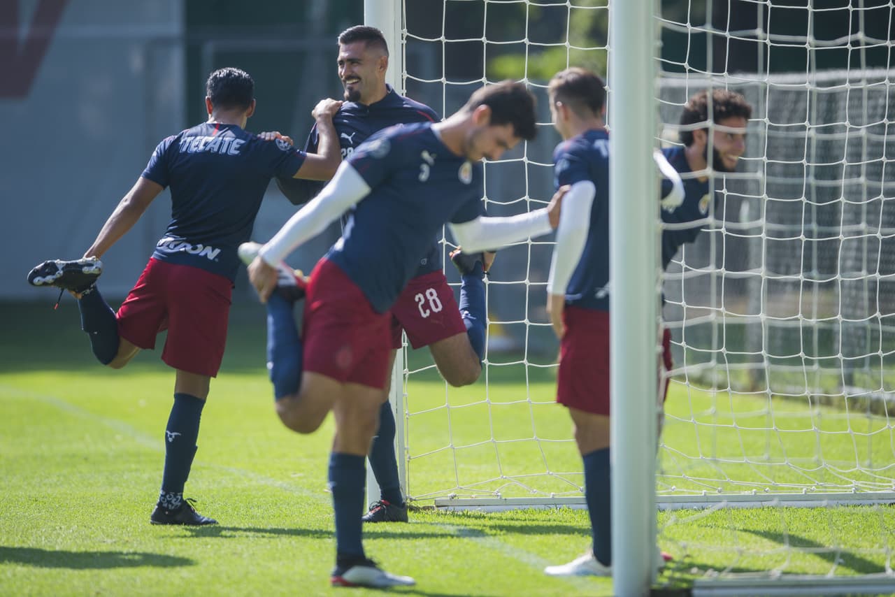 Con su más reciente contratación ya integrado de lleno a la disciplina del director técnico Tomás Boy, el repatriado desde Portugal Antonio Briseño, las Chivas del Guadalajara tuvieron otra intensa sesión de entrenamiento de cara a la próxima temporada de la Liga MX, en la cual hay un doble compromiso por eludir el tema del descenso y por reconquistar a una afición desencantada.