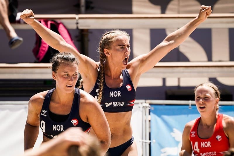 El equipo se rehusó a usar bikini y prefirió usar shorts.