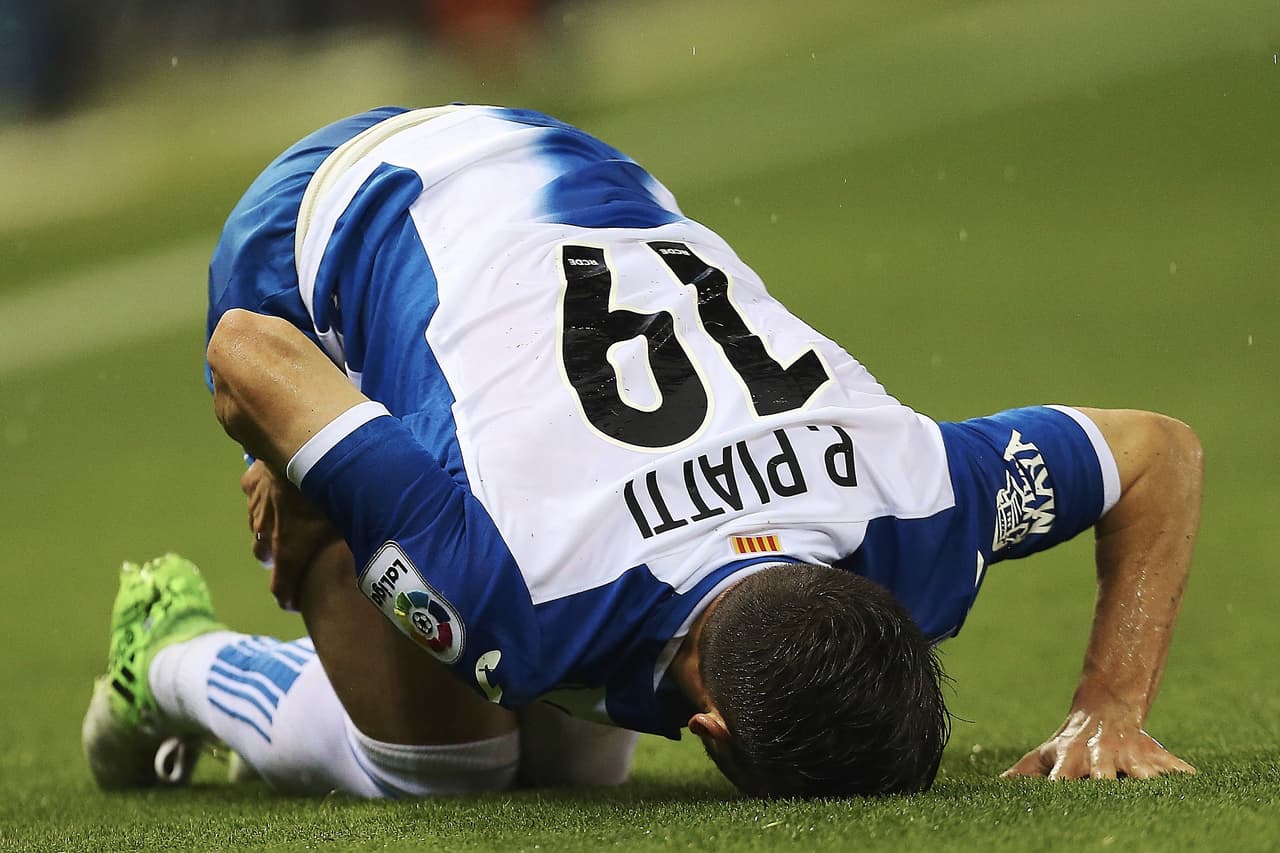 Piatti (Espanyol) llevó peligro cada que pudo al área del Betis por la banda derecha. Su habilidad fue detenida en ocasiones con faltas, como la que lo dejó dolorido en esta imagen.