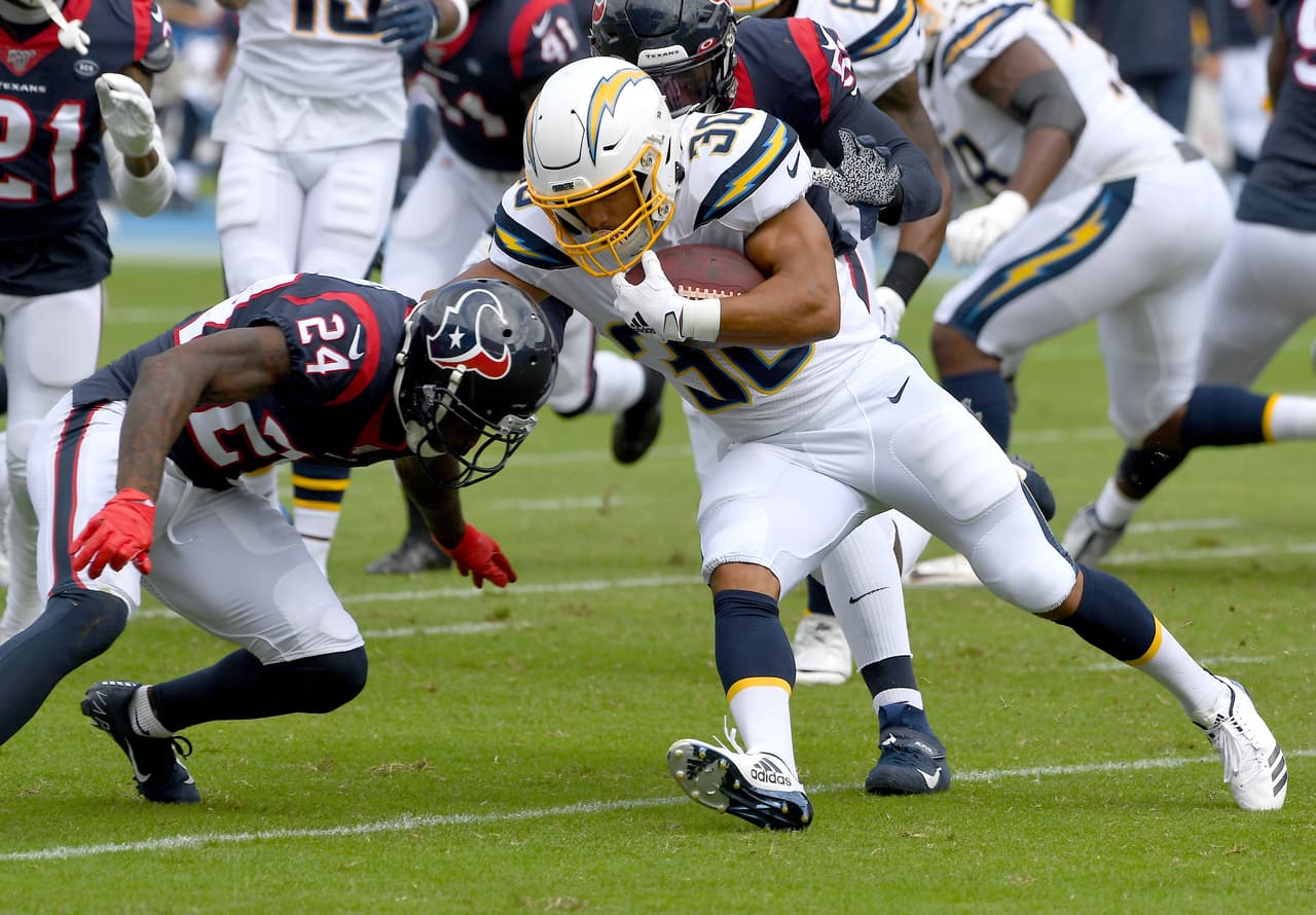 <b>Houston Texans 27-20 Los Angeles Chargers.</b> El cornerback, Johnathan Joseph, detiene al corredor Austin Ekeler y con ello la ofensiva de los Chargers.