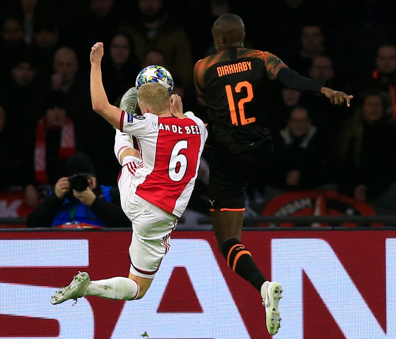Con solitario gol de Rodrigo Moreno, el Valencia gana y manda al Ajax a la Europa League.