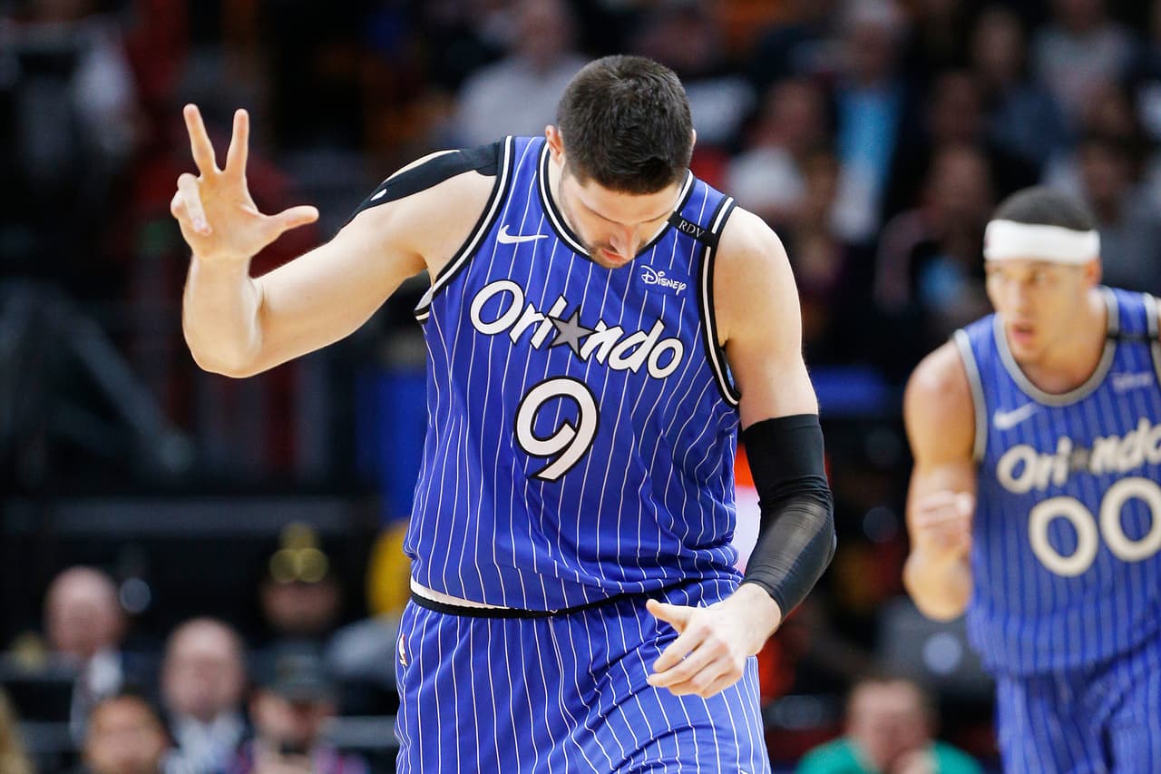 Magic 104-99 Heat: en el duelo de Florida los de Orlando se quedaron con el triunfo para superar a su rival de Estado en la Conferencia Este. Ahora, el Magic ocupa el último puesto a playoffs de la mano de Nikola Vucevic con un doble-doble de 24 puntos y 16 rebotes.