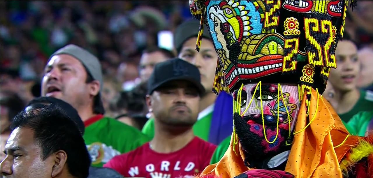 Aficionados mexicanos y catrachos colmaron las gradas del imponente University of Phoenix para el partido de cuartos de final entre México y Honduras.