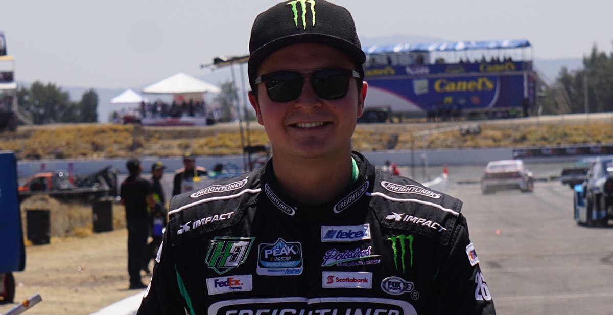 Santiago Tovar, piloto de la NASCAR México esta listo para cambiar la imagen de su casco con la participación de los aficionados.