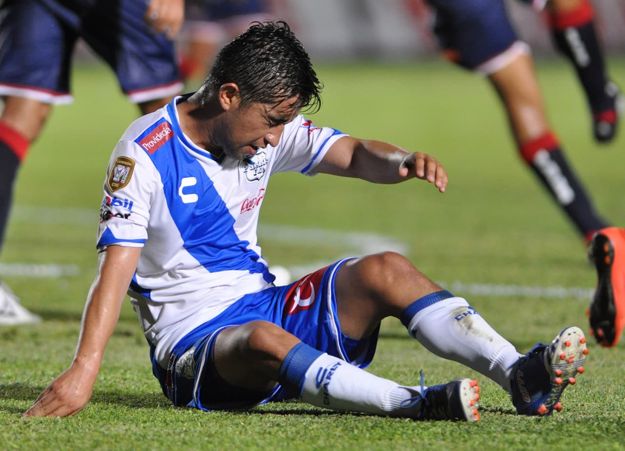 Christian Bermudez, Puebla.- El Hobbit estaba cubriendo su marca en un centro peligroso dentro de su área por parte del conjunto de Querétaro, intentando rechazar el balón con la pierna derecha, pero desafortunadamente la dirección del balón fue hacia su propia portería.