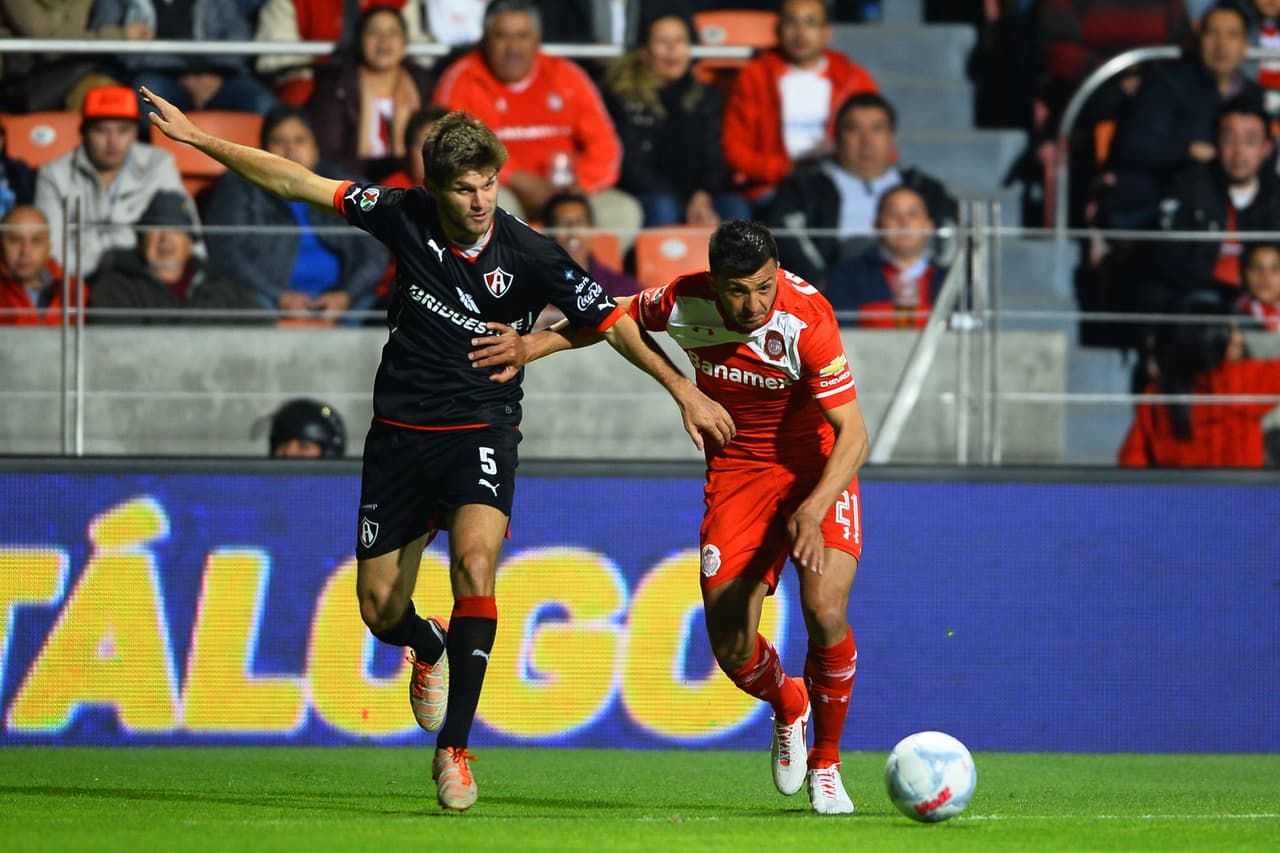 Walter Kanneman, Atlas.- Provocó una falta dentro del área, en el cual el nazareno del partido no dudó en marcar la pena máxima, donde los jugadores de los Diablos Rojos del Toluca no desaprovecharon para adelantarse en el marcador.