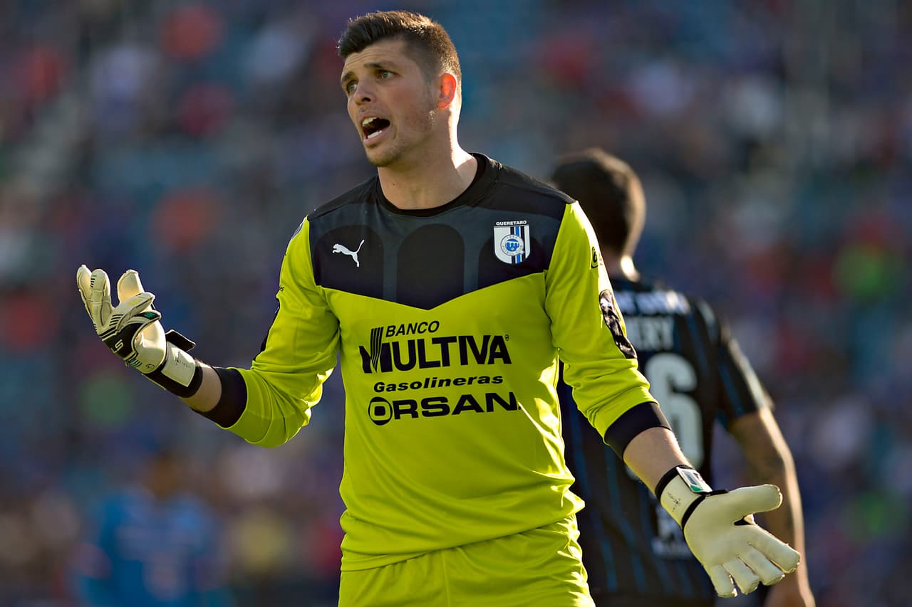 Tiago Volpi, Querétaro.- En una mala salida del arquero en un tiro de esquina, no midió bien la trayectoria del esférico y no llegó a pegarle al balón, por lo que Joffre guerrón metió un testarazó al centro de Ariel Rojas para enviar la de gajos al fondo de las redes.