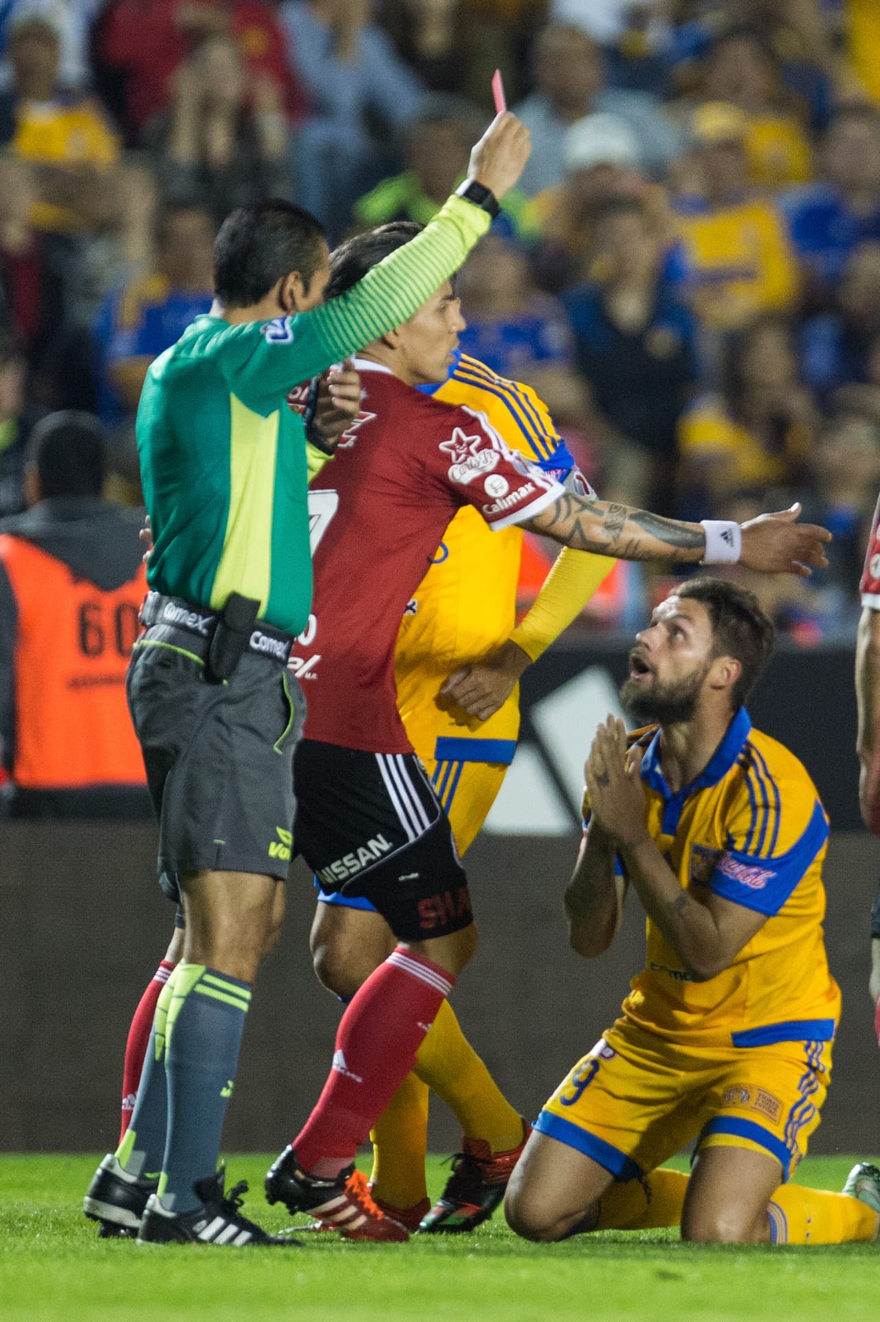 Rafael Sobis, Tigres.- El jugador de los Tigres recibió la tarjeta roja directa por un pisotón sobre el jugador de Xolos, Elio Castro.