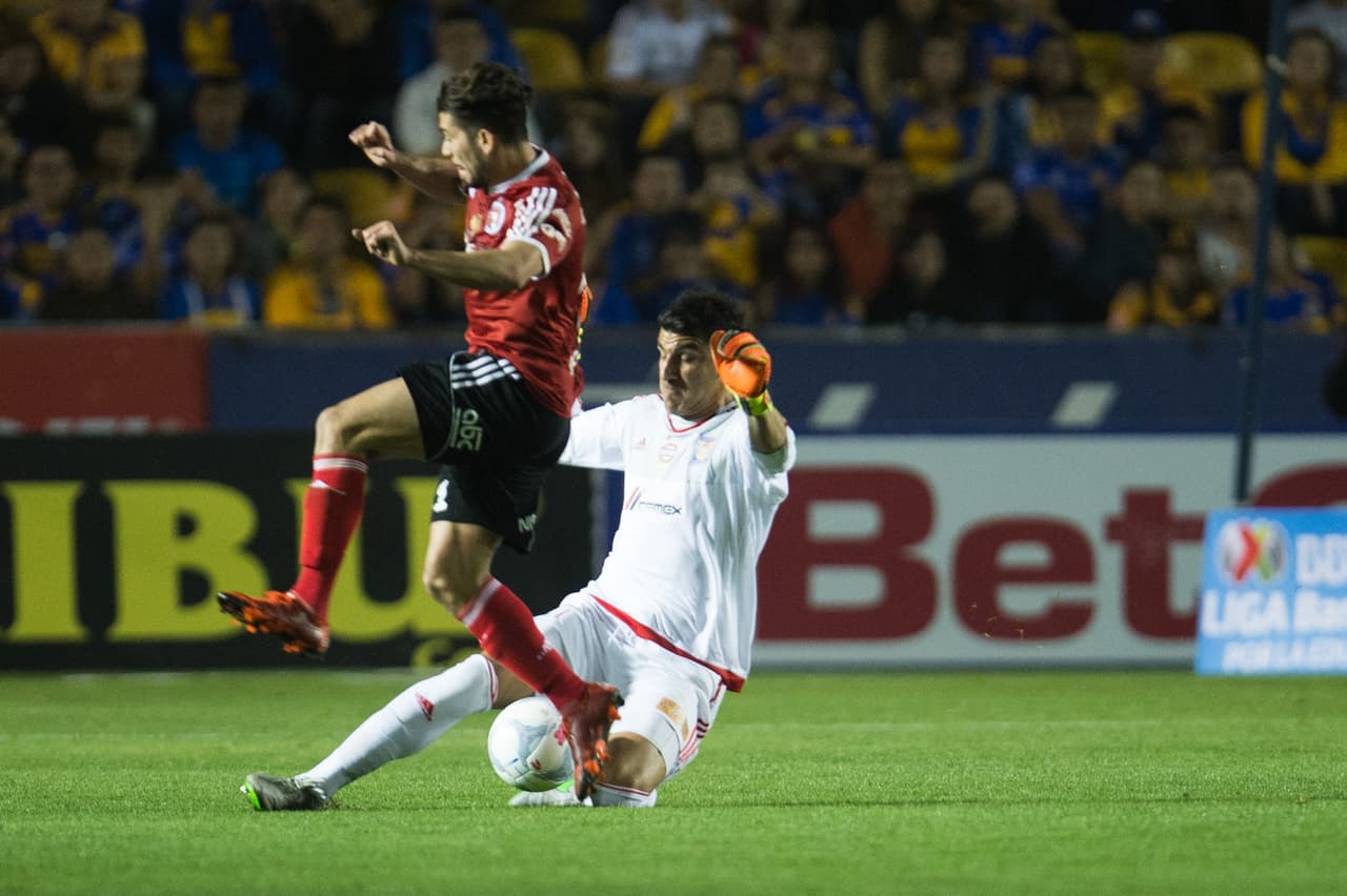 Nahuel Guzmán, Tigres.- El arquero anduvo mal en sus salidas, donde en un centro del rival desde media cancha, Nahuel intentó cortar el pase con el pecho, pero para su mala fortuna, el balón no se detiene por lo que Dayro Moreno aprovecha para disparar a la portería de Tigres con el marco abierto.
