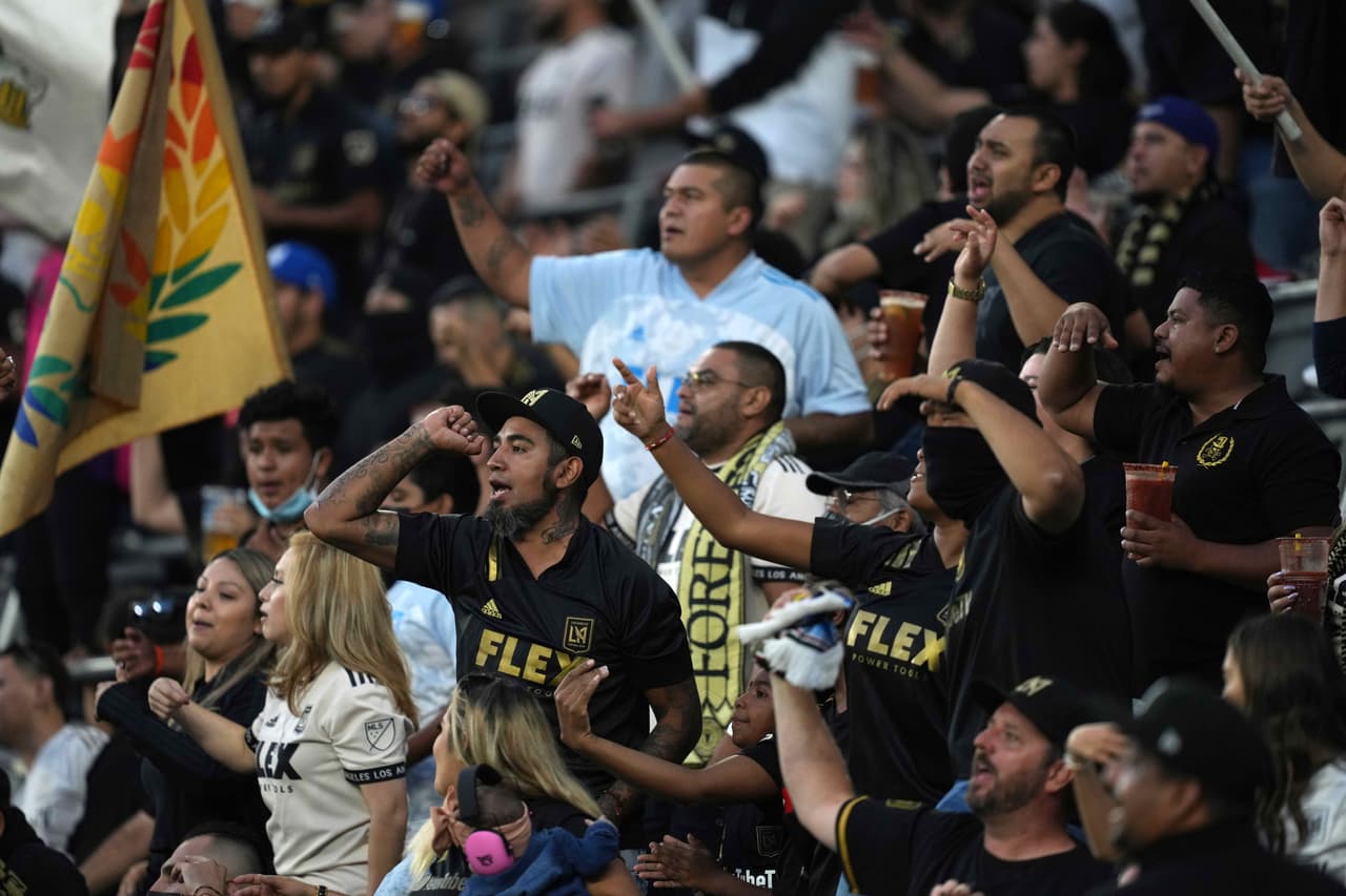 El 3252 -el grupo de aficionados más sonoro de LAFC- vivió el partido intensamente.
<br>