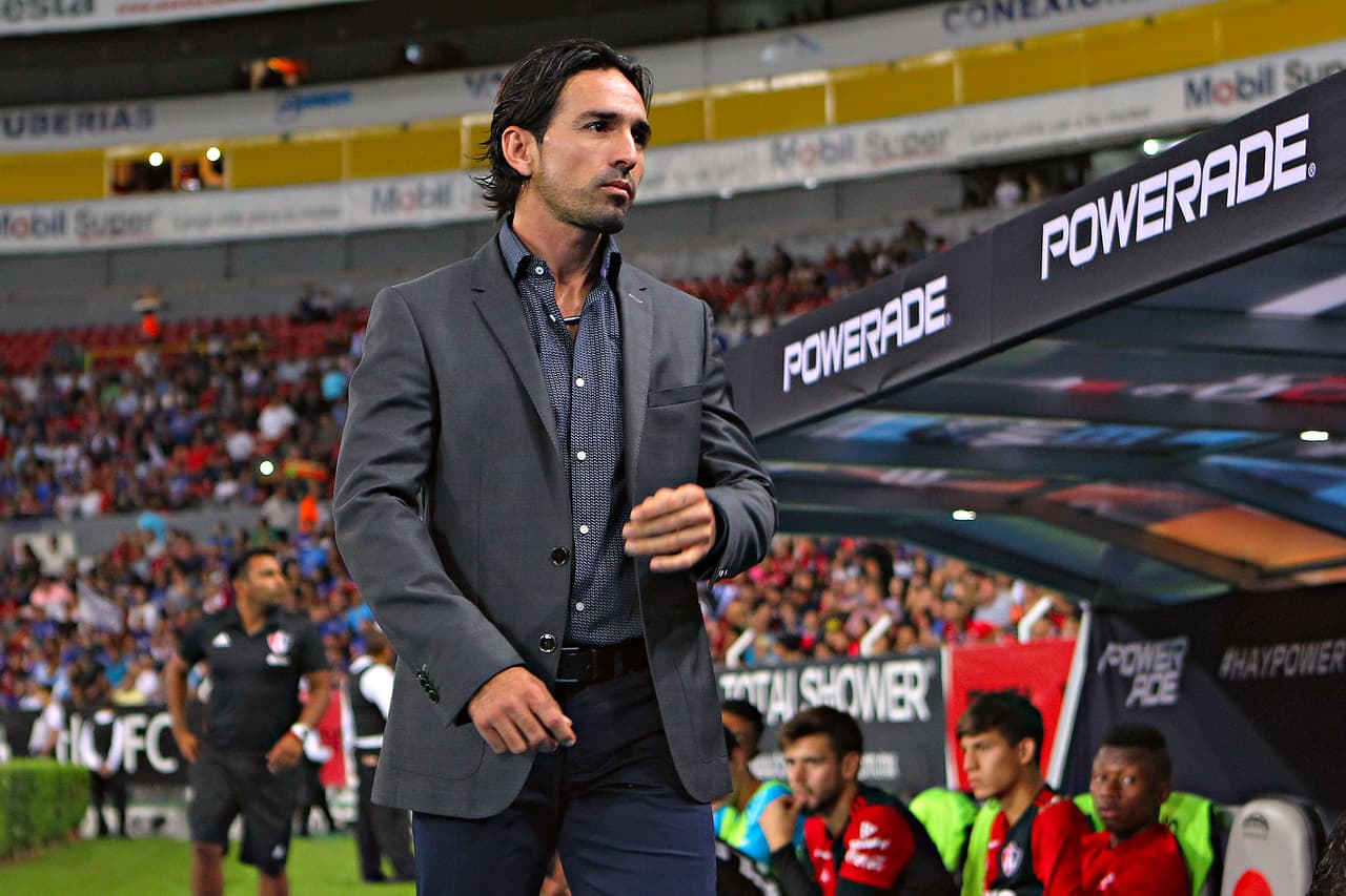 Una tenue luz se encendió cuando en la Copa MX, en el Estadio Jalisco, superaron al Cruz Azul por 1-0. No fue un juego nada lúcido pero parecía que ya habían tocado fondo.