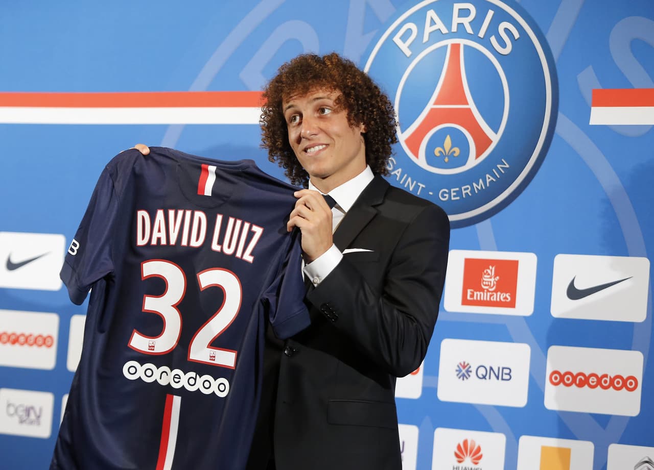 EL PSG demostró su poderío en 2014 al traer al brasileño David Luiz del Chelsea por una cantidad de 62.500.000 euros, aproximadamente unos 73.099.000 dólares.