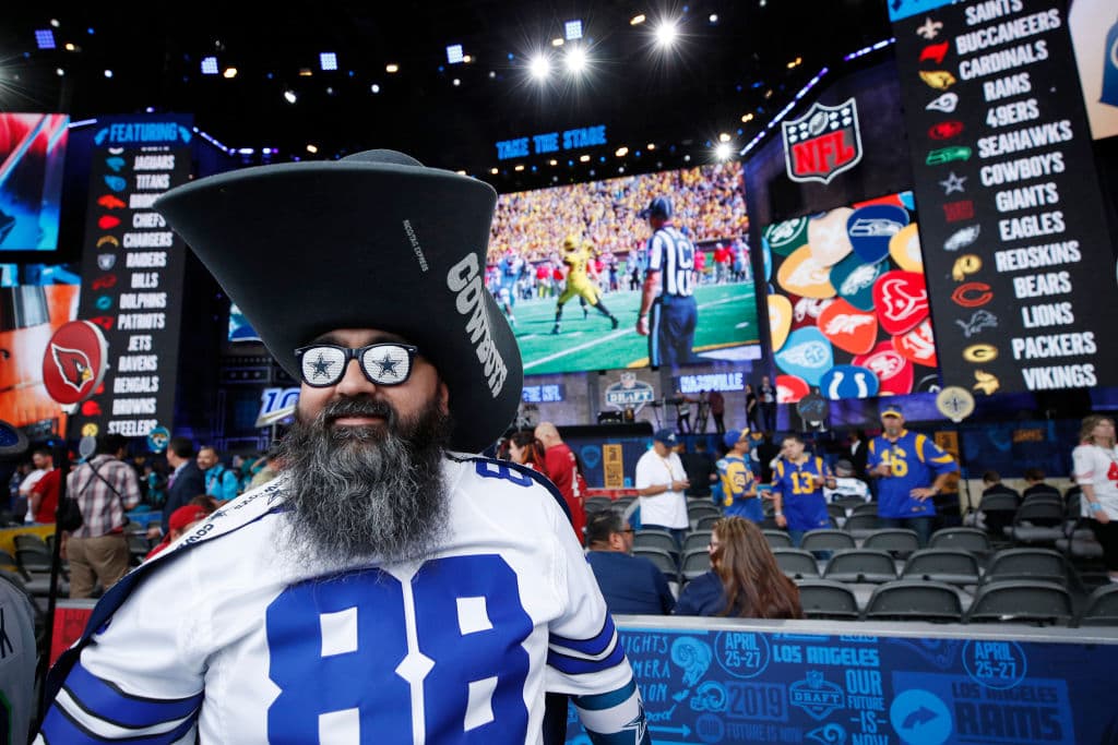Así se vivieron los momentos previos a la edición 2019 del Draft de la NFL. Imperdibles imágenes de los fanáticos más apasionados del mundo.