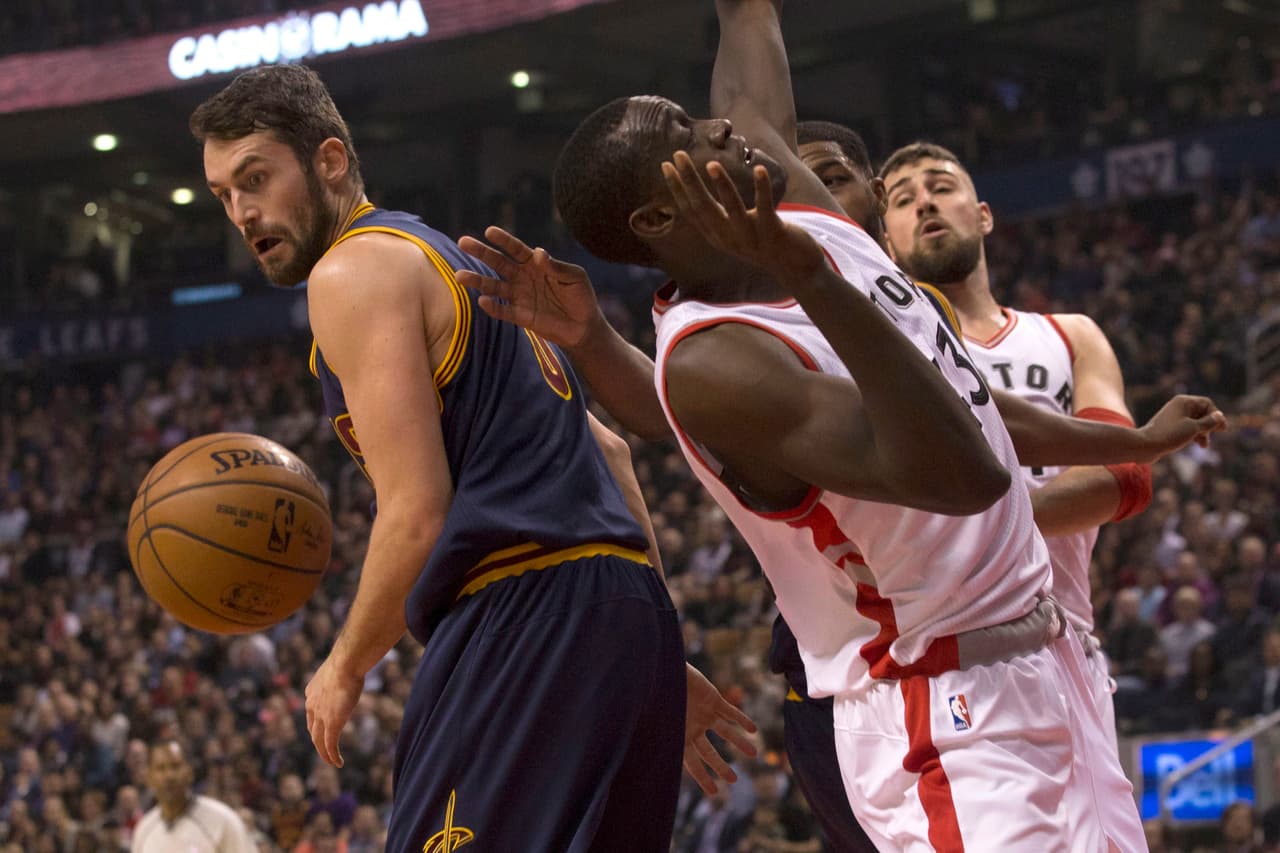 Sin embargo, los Raptors no pudieron seguirle el paso a los Cavaliers, que se mantuvieron arriba para el final del tercer cuarto, ya con una ventaja más extendida de 81-90.
