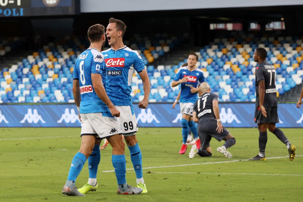 Napoli 2-1 Udinese | Rodrigo de Paul (22’) adelantó a los visitantes y Milik (31’) emparejó los cartones. En tiempo de compensación, Politano (90+5’) hizo el gol que le dio el triunfo a los de Gattuso. Hirving ‘Chucky’ Lozano no tuvo actividad en el partido. Napoli llegó a 56 unidades y se mantiene con buenas posibilidades de jugar la Europa League; Udinese acumula 36 unidades en la parte baja de la tabla general.