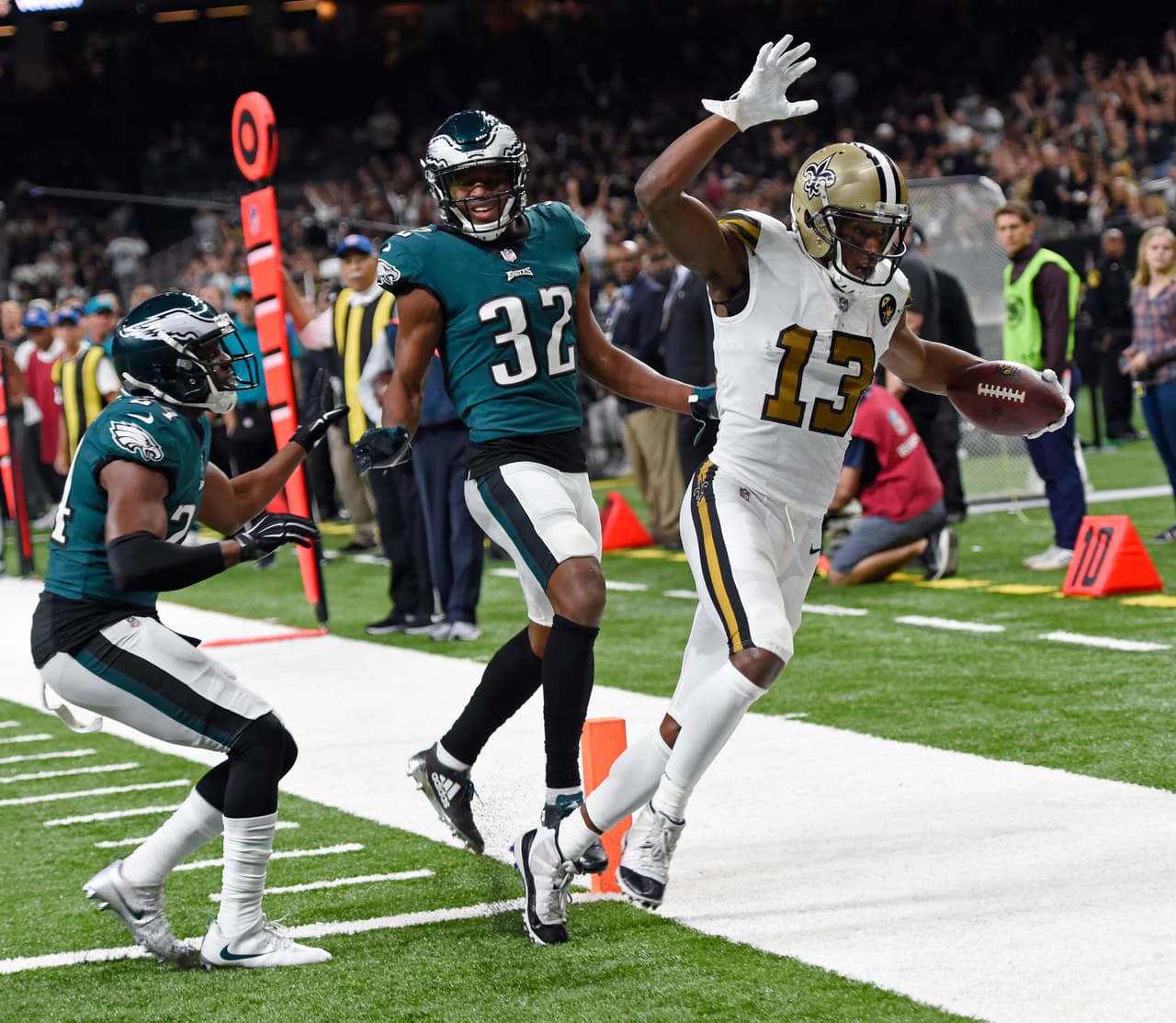 El más reciente encuentro entre ambos fue el 18 de noviembre de 2018, una paliza 48-7 a favor de los Saints, gracias a cuatro pases de touchdown de Drew Brees, uno de ellos a Michael Thomas (derecha).