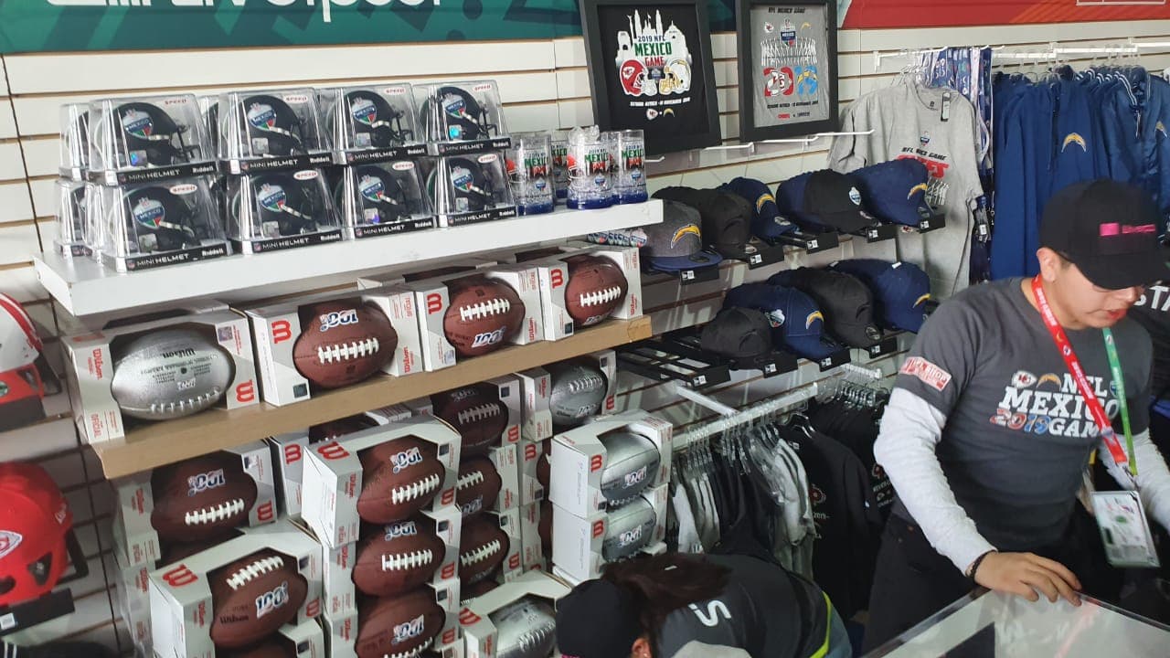 Aficionados aprovechan para comprar productos en la NFL Shop.