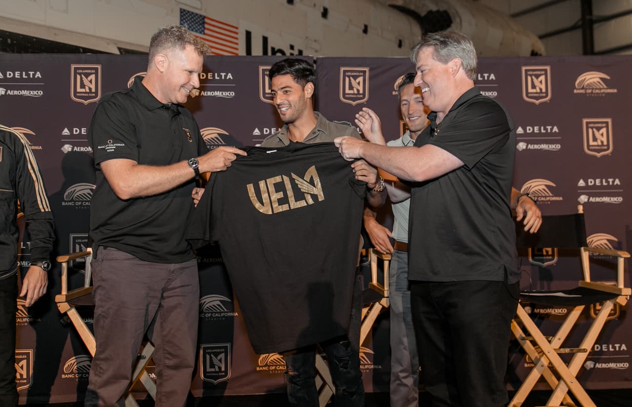 Will Ferrell, co-propietario del equipo de Los Ángeles, también estuvo presente y fue el encargado de posar con Vela con una playera conmemorativa.
