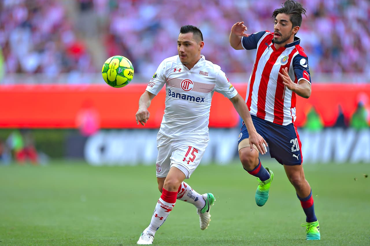 Del Toluca no se ha movido, convirtiéndose en un jugador representativo del club. Ha sido llamado al Tri en 15 ocasiones y tan solo ha jugado 5 partidos. Formó parte del plantel campeón de Copa Oro 2015, pero solo jugó un partido.
