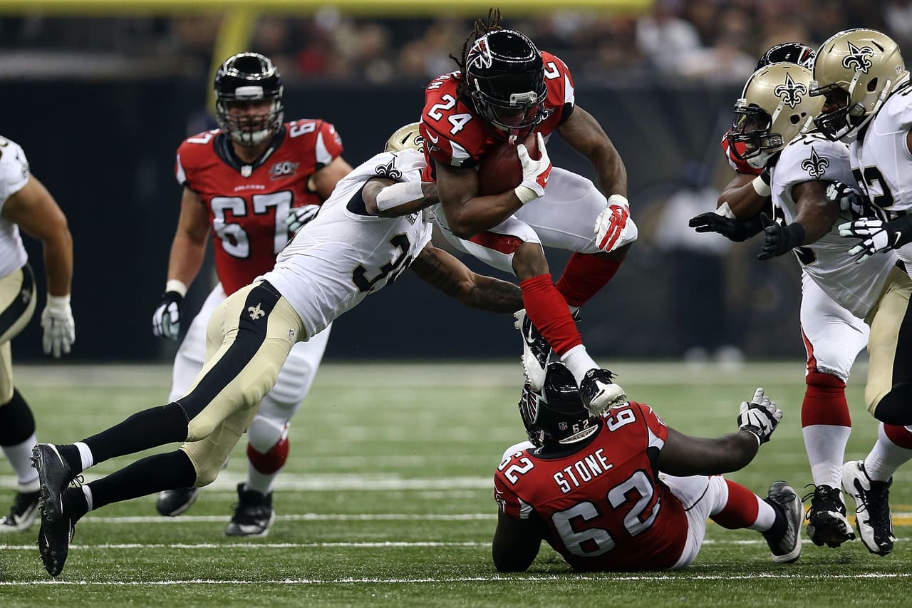 Con 23 años de edad, Freeman es sólo el cuarto jugador con esa edad o menos en correr al menos 600 yardas y nueve TDs en sus primeros siete juegos en una temporada.