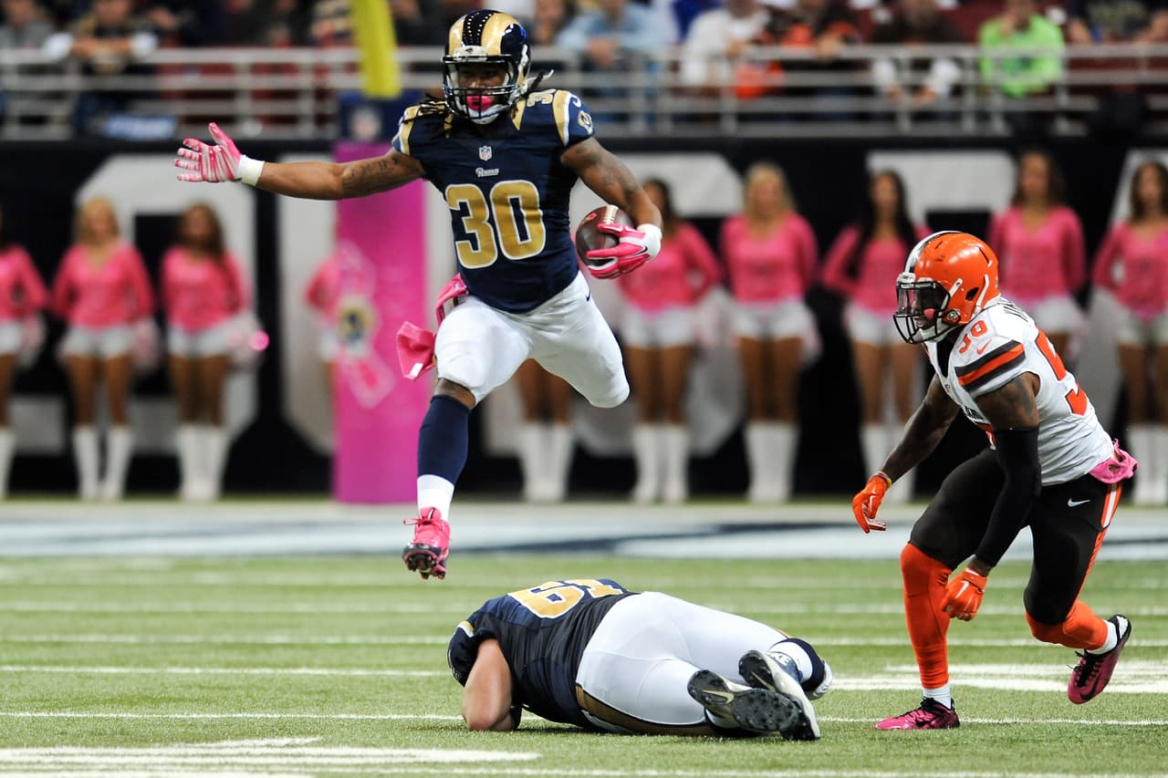 Gurley es el tercer jugador en la historia de la NFL en correr al menor 125 yardas en cada juego.