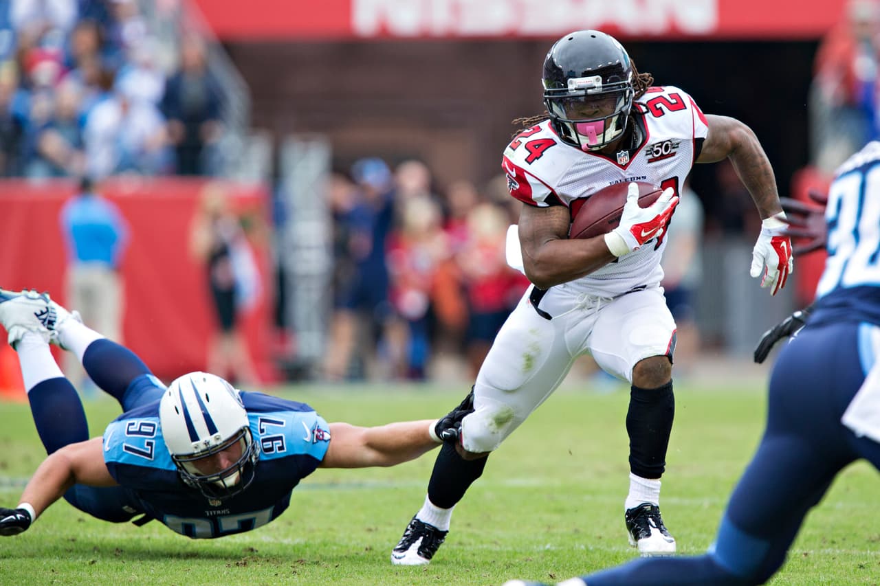 Por lo menos Freeman registra 158 yardas por partido.