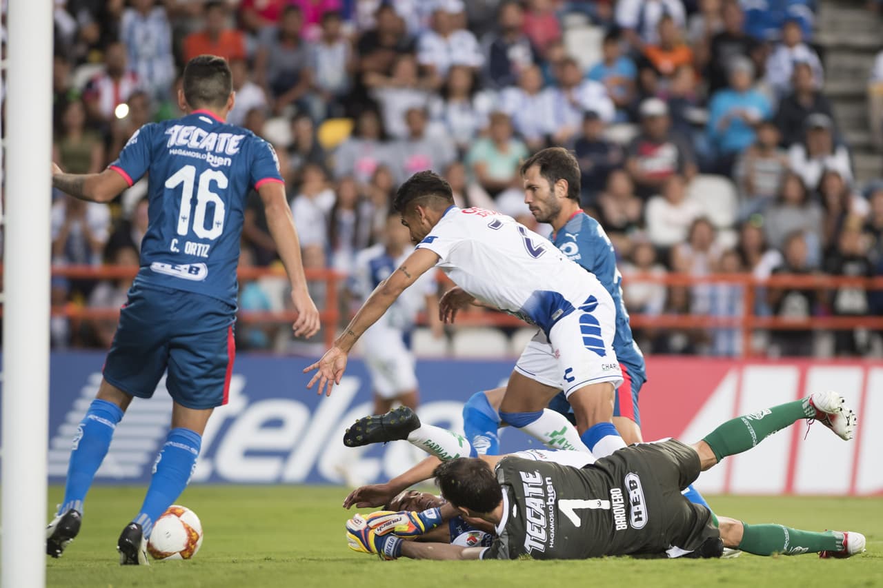 El arquero de Rayados, el argentino Marcelo Barovero (en el suelo), fue una de las figuras en el triunfo de su equipo.