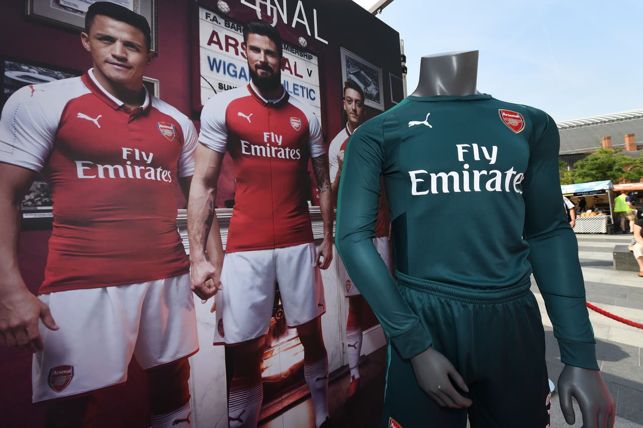 Vale la pena recordar que desde 2014 Arsenal y Puma tienen un contrato de patrocinio por un valor de 30 millones de libras (49,5 millones de dólares) al año por vestir al equipo londinense durante cinco temporadas.