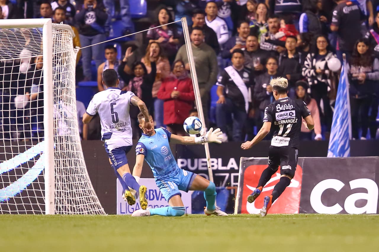 Tras un pase filtrado en el área, el argentino Brian Fernández (derecha) hizo el 2-1 para Necaxa al minuto 38 en mano a mano con el arquero Nicolás Vikonis.