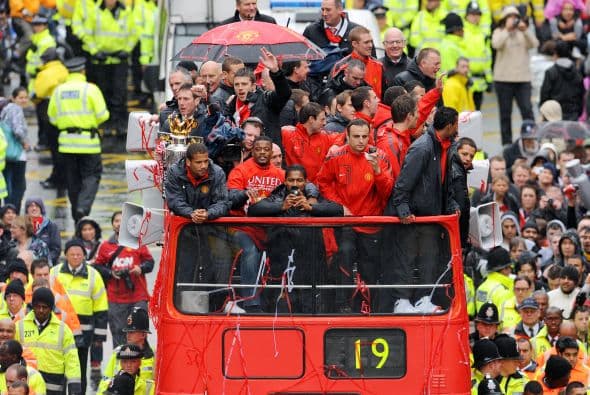 Muchos sacaban varias fotografías de lo que tenían frente a sus ojos y otros simplemente disfrutaban, como 'Chicharito' Hernández (a la derecha).