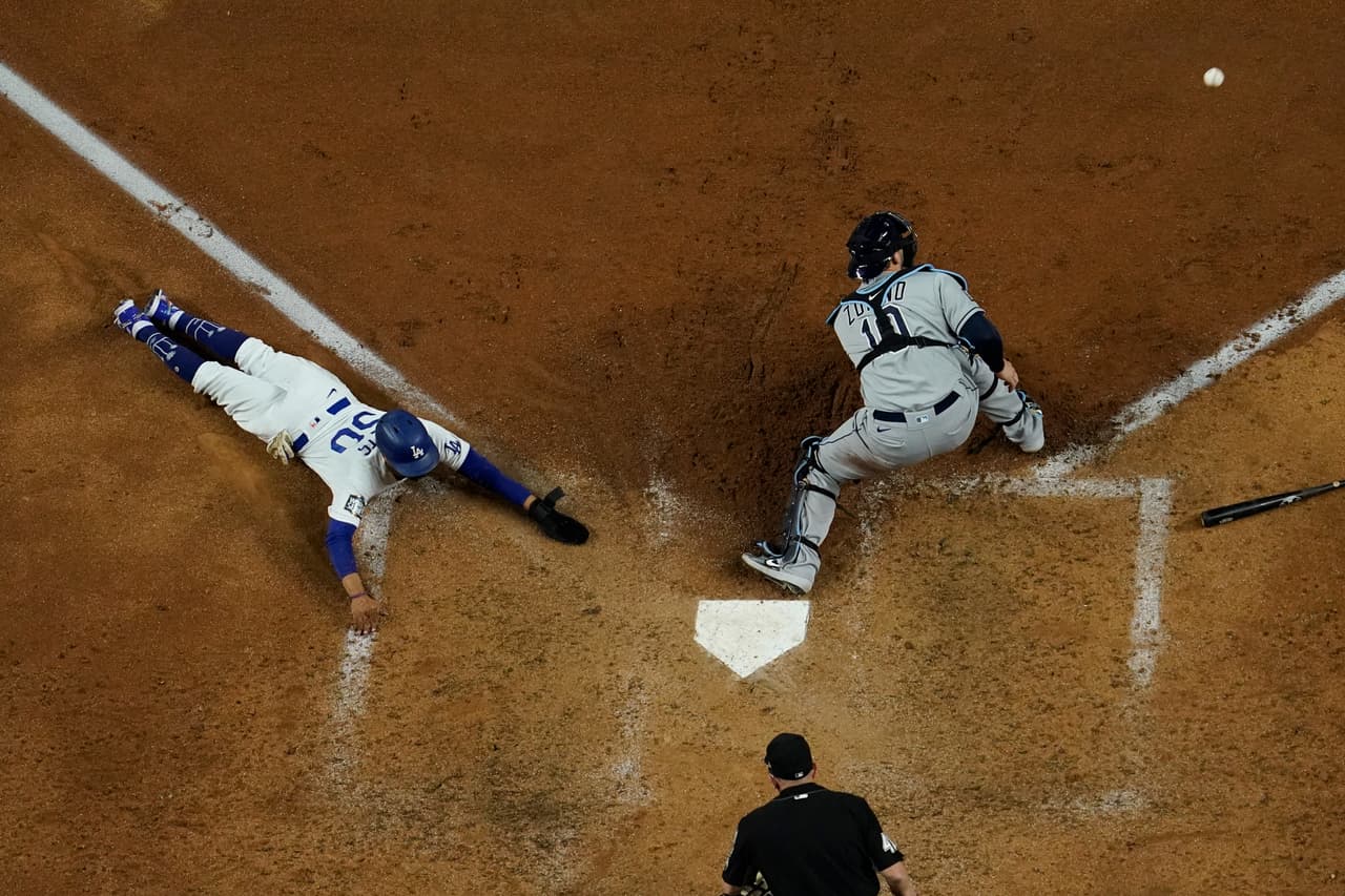 El cambio de pitcher en los Rays sentencia el partido y los Dodgers consiguen remontar la desventaja de 1-0 para vencer 1-3 a los Rays y consiguen su sexta campeonato de Serie Mundial.