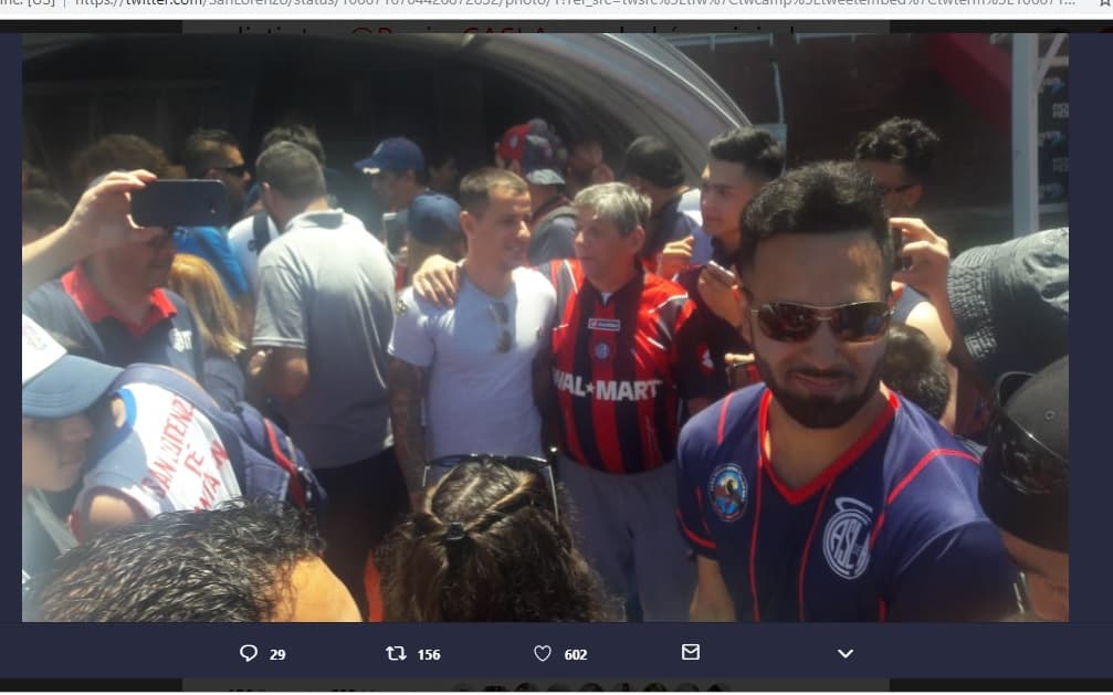 No todo es malo: ante la suspensión, los de San Lorenzo se sacaron selfies con sus hinchas