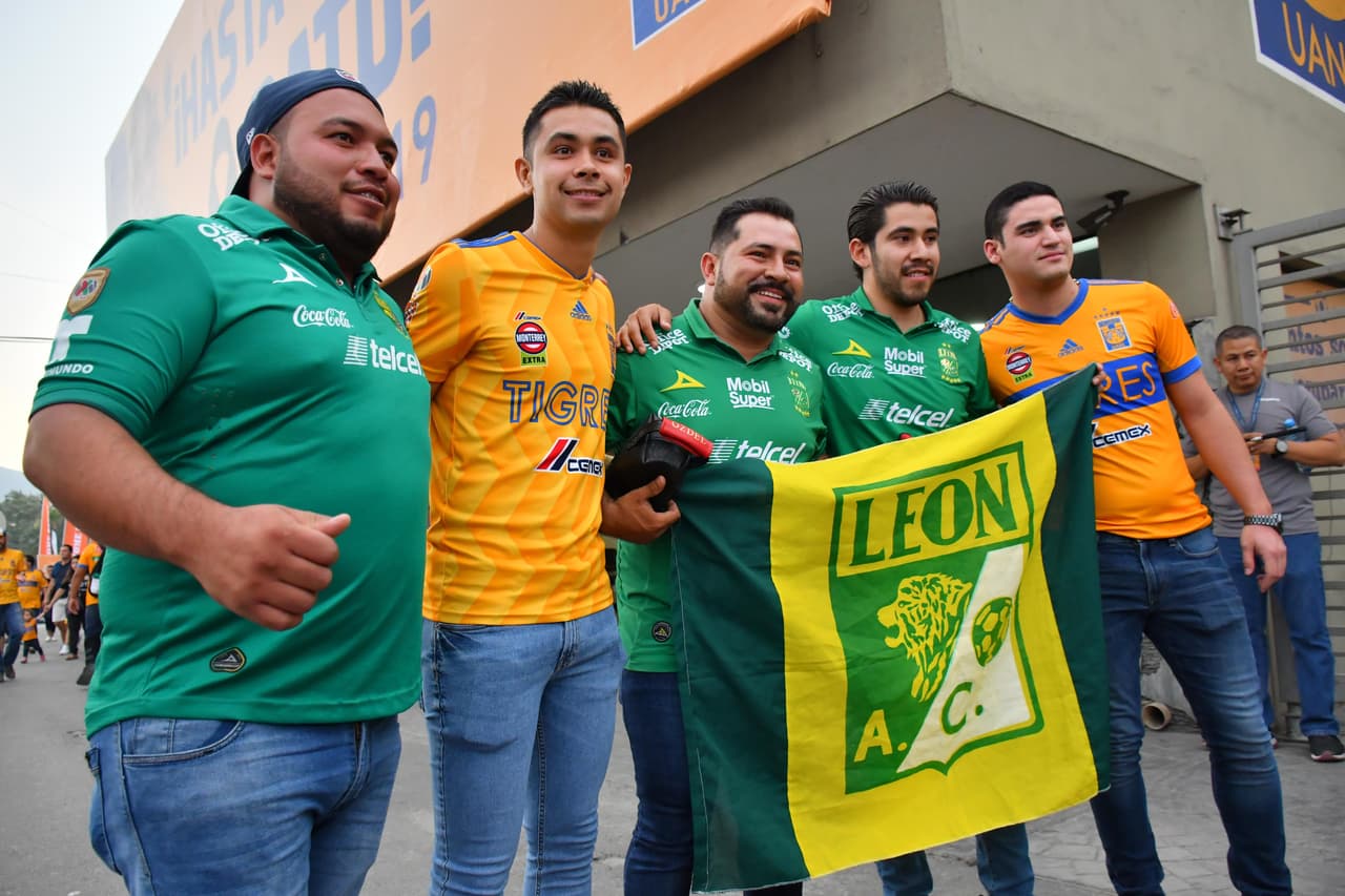 Aficionados de Tigres, mayoritariamente, y del León, tomaron por 'asalto' las inmediaciones del Estadio Universitario para atestiguar el juego de Ida de la Final del Clausura 2019 de la Liga MX en Monterrey. Se esmeraron y le pusieron un fantástico ambiente.
