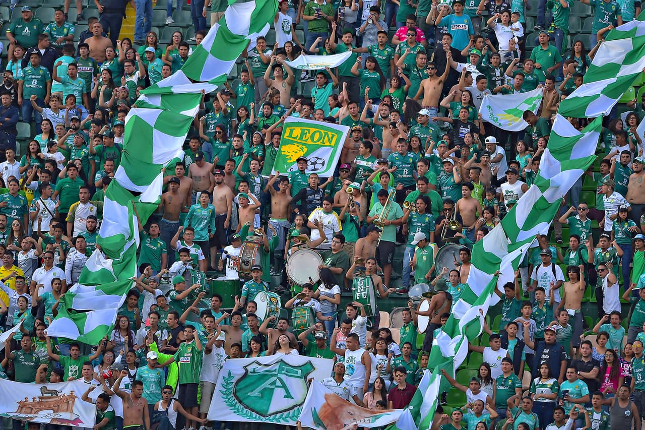 Sin importar los malos resultados, la afición respondió apoyando al local.