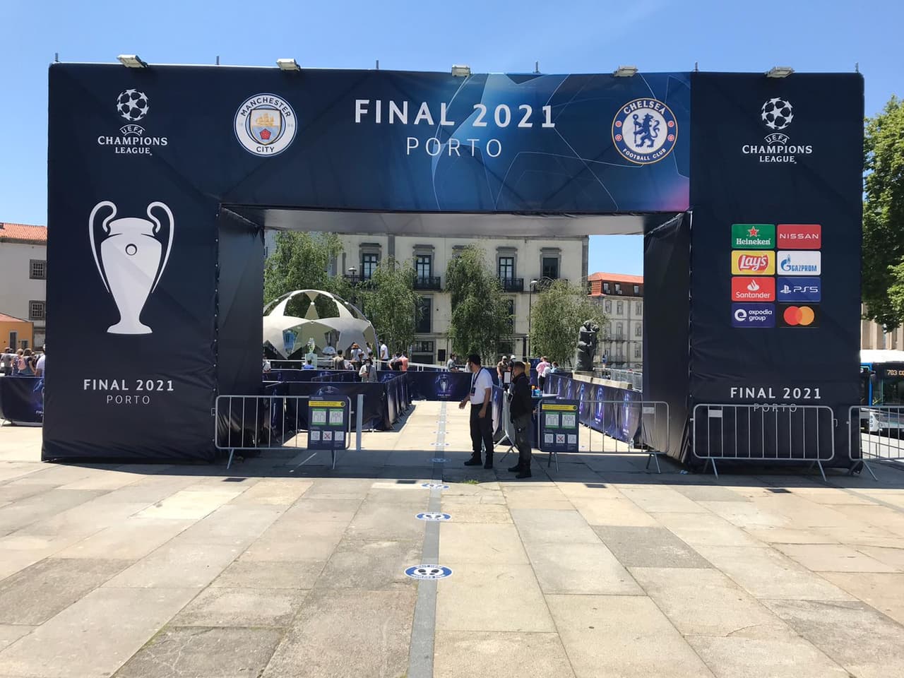 A horas del pitazo inicial de la gran final de la UEFA Champions League, aficionados del Chelsea y del Manchester City llegan al Fan Fest de Porto para comenzar con el apoyo a sus clubes.