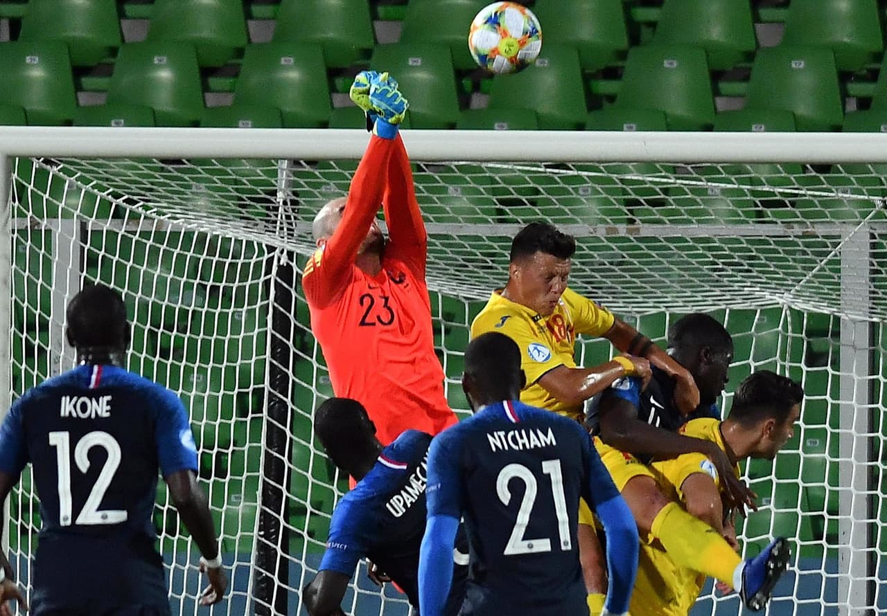 Las mejores ocasiones de gol las generaron los juveniles franceses pero carecieron de contundencia y de paciancia para resolver el intrincado esquema defensivo que les plantearon los rumanos.