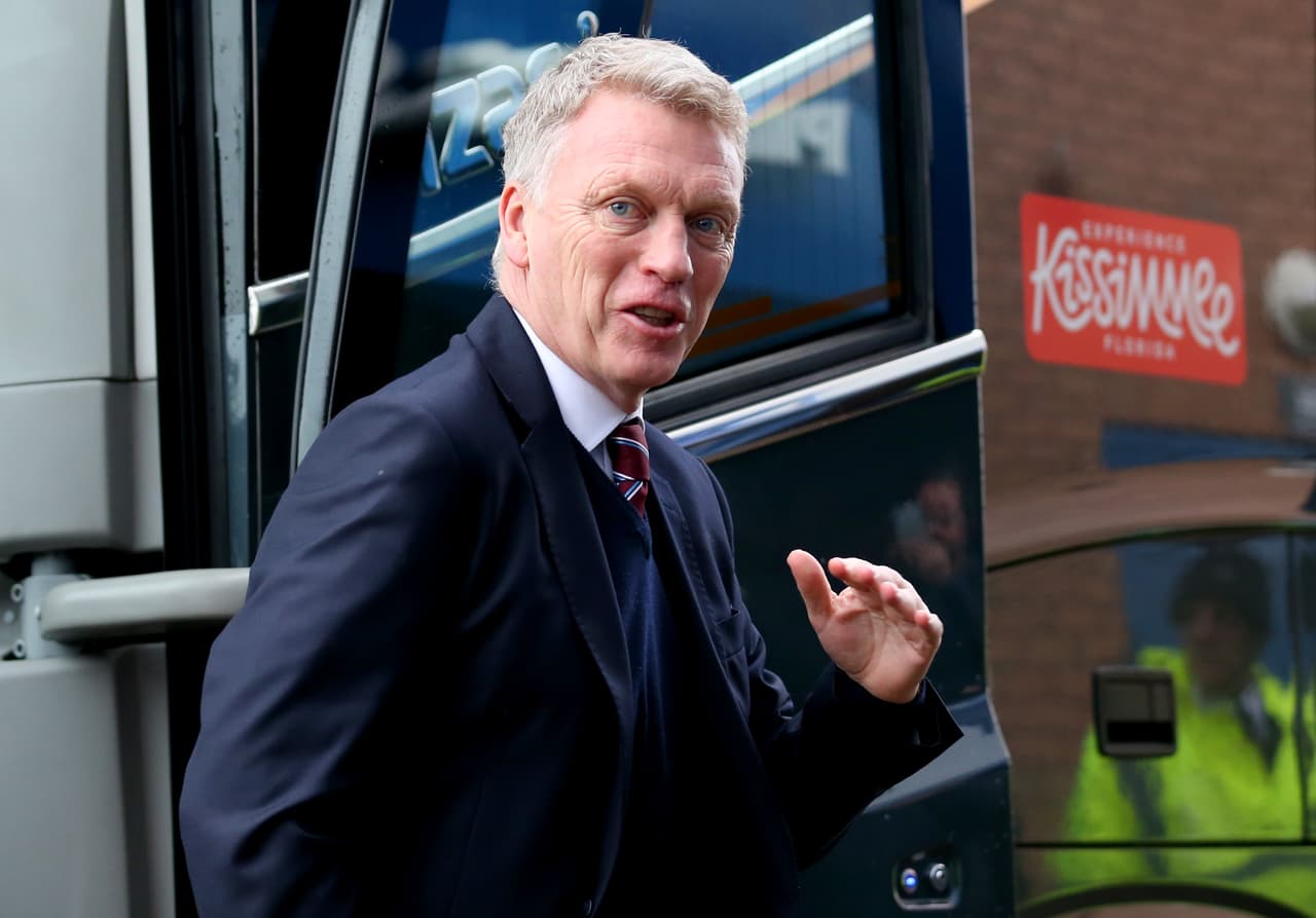 El técnico David Moyes decidió poner de titular al mexicano Javier 'Chicharito' Hernández para este partido, donde también contó con su nuevo refuerzo Joao Mario.