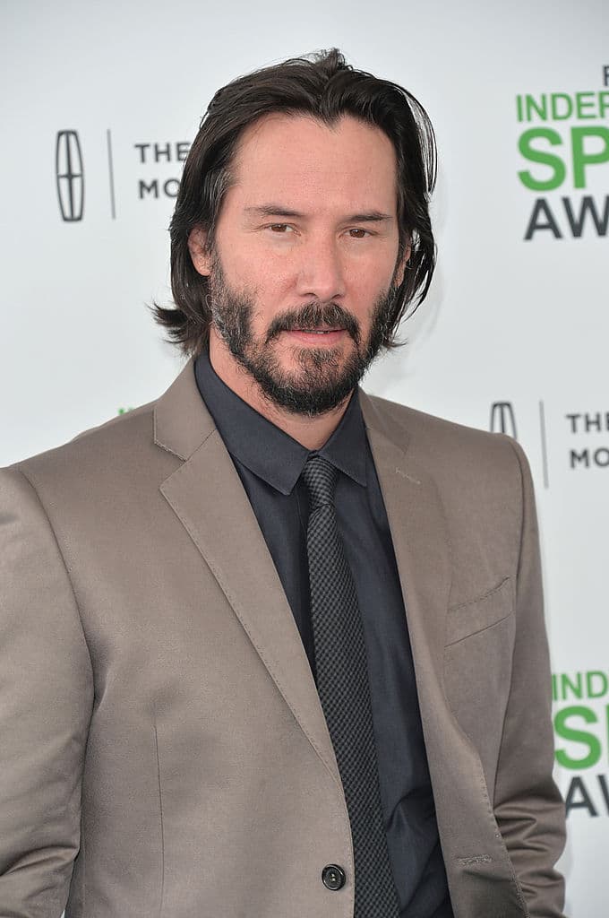 Neo comienza a dudar de su realidad y cada vez que se observa a sí mismo en el espejo de fondo se alcanza a escuchar White Rabbit de Jefferson Airplane.
<br>