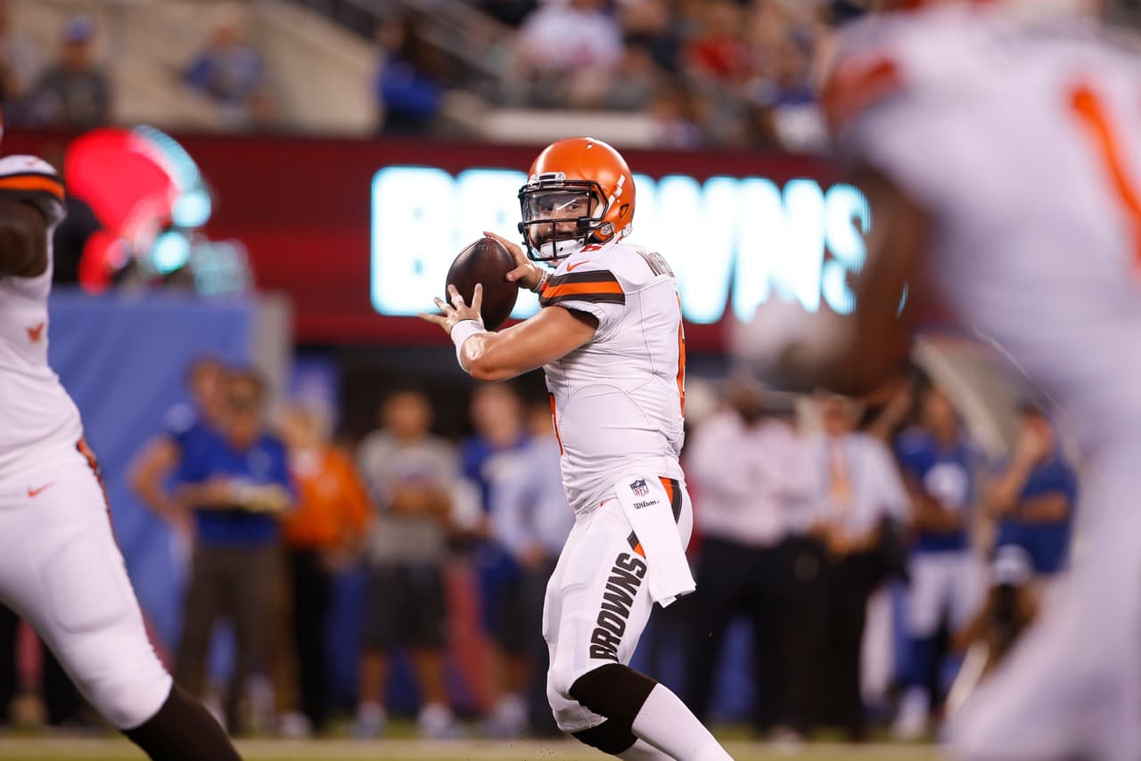 El head coach de Cleveland Hue Jackson mantuvo todo el partido a Mayfield, algo inusual en el primer partido de la pretemporada, pero le urge que su joven pasador se aclimate tan rápido como se pueda.
