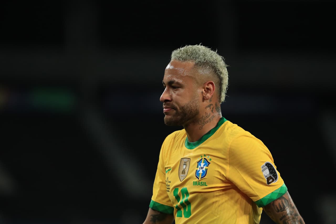 Cerca del 40', Neymar dejó ir la oportunidad más clara de la Canarinha al complicarse un remate a pase de Gabriel Jesús.