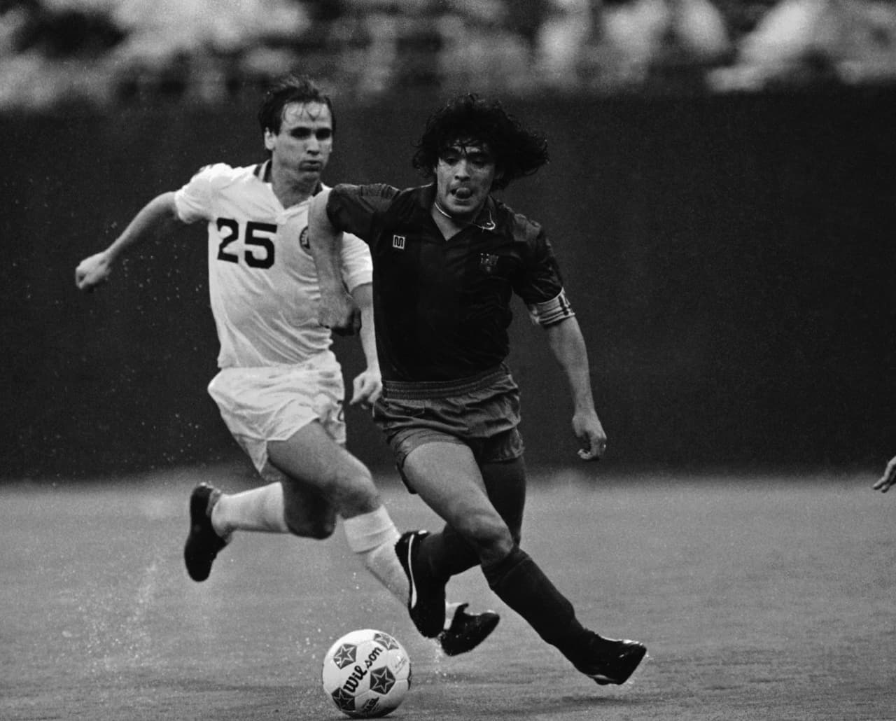 Al término del encuentro Maradona y ‘el Chato’ Núñez se insultaron y el Diego le dio un cabezazo, lo que desató la bronca.