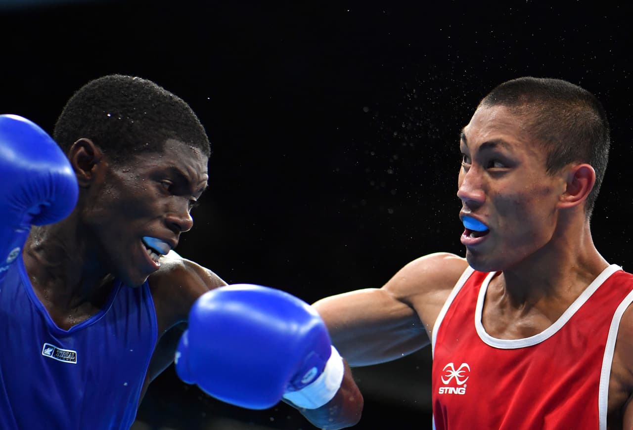 El filipino Rogen Ladon (der) en combate ante el colombiano Yurberjen Herney Martínez.