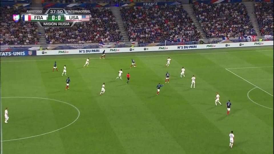 ¡CERCA!. Antoine Griezmann disparó que se estrella en el poste.