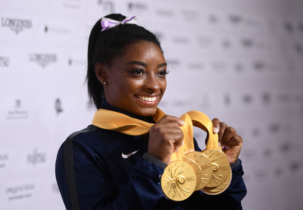 La contundente ganadora del Campeonato Mundial de Gimnasia Artística en Alemania, Simone Biles maravilló al mundo con su técnica depurada.