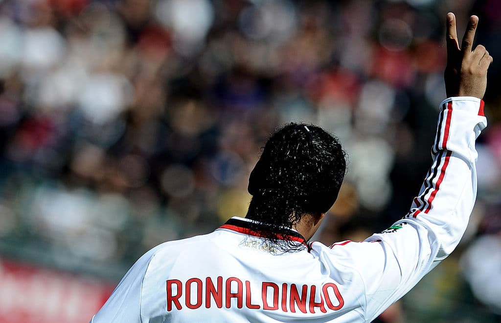 Imposible tener un colección completa sin la camiseta de la 'sonrida del futbol', Ronaldinho.