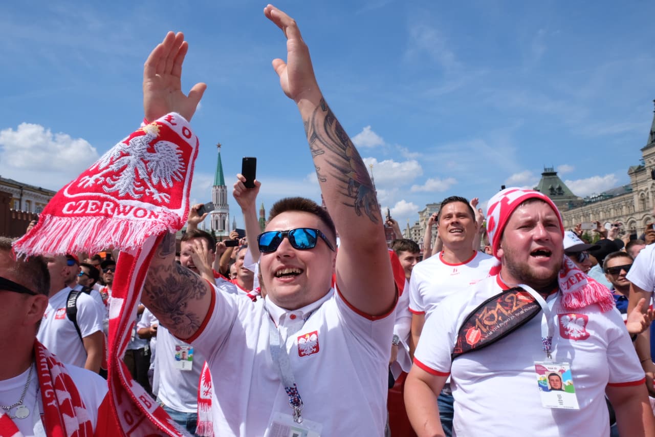 El colorido de los hinchas de Polonia y Senegal fue parte del paisaje en Moscú en medio del partido entre ambos seleccionados por el grupo H del Mundial de Rusia 2018.