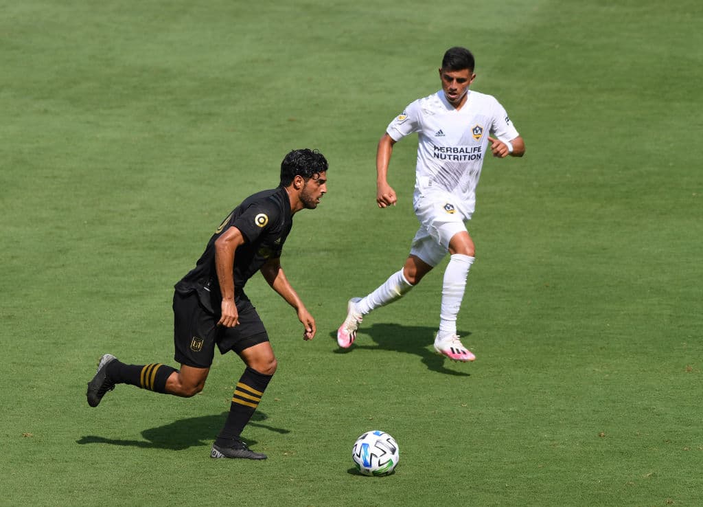 Carlos Vela estrenará look para ‘el Tráfico’ ante Chicharito
