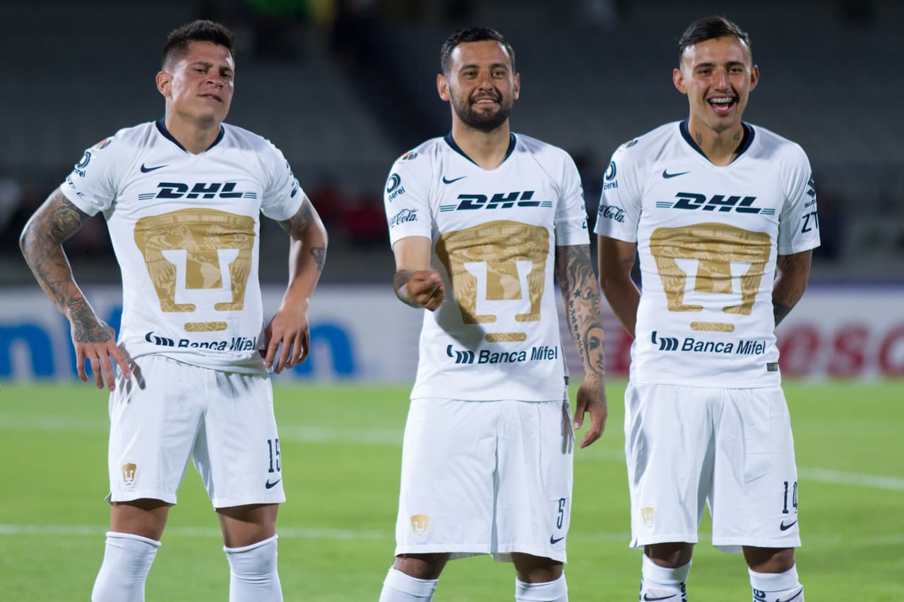 Los Pumas de la UNAM pasaron apuros pero derrotaton 2-1 a los Leones Negros de la U de G y los eliminan de la Copa MX en juego que se definió en el último suspiro.